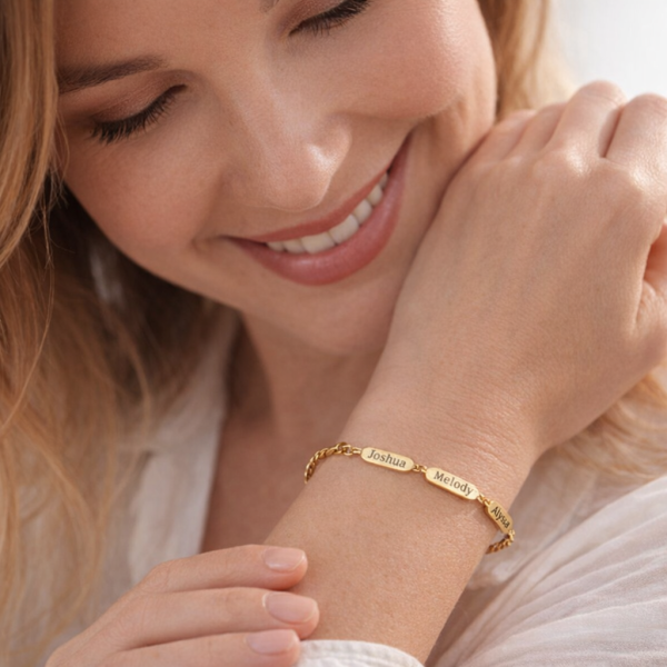 Mom wearing a bracelet with the children's names, special gift for Mother's Day